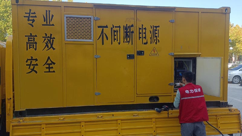 富川柴油发电机组和UPS电源配合使用时，如何避免切换过程中的电力中断？